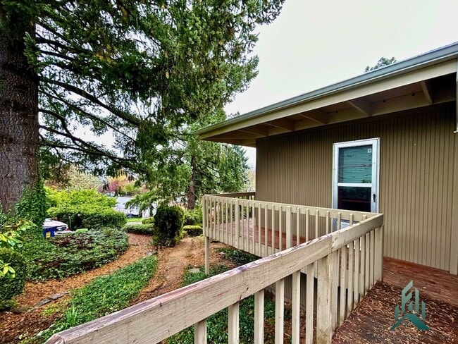 Building Photo - Mid-century Modern Single-family Home for Rent