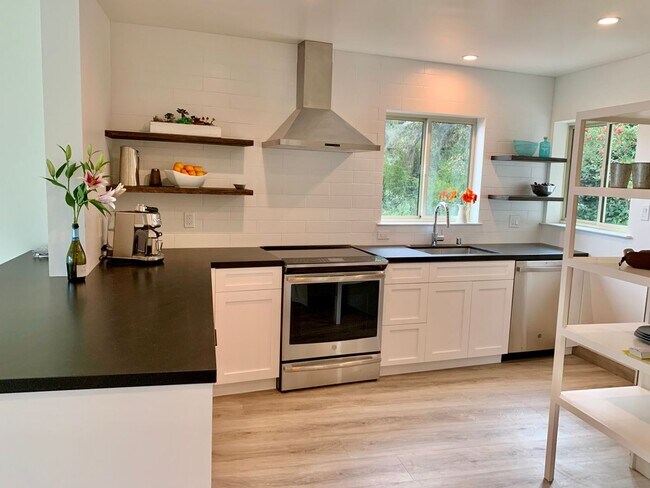 Building Photo - Stunning Waterfront 2 Bedroom Unit in Tibu...