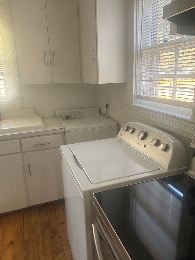 Building Photo - 908 Edwards Ave