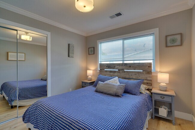Building Photo - 893 Olivina Ave