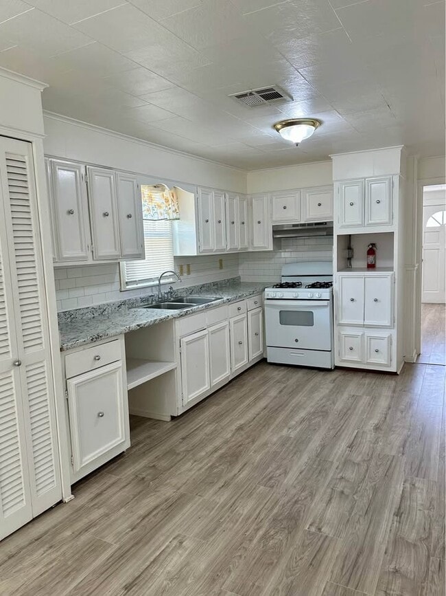 Building Photo - 648 Ave H