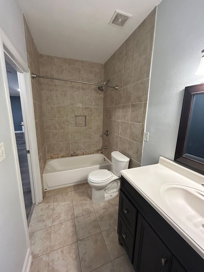 Building Photo - Charming 3 Bedroom, 1 Bath Home – 1,440 Sq...