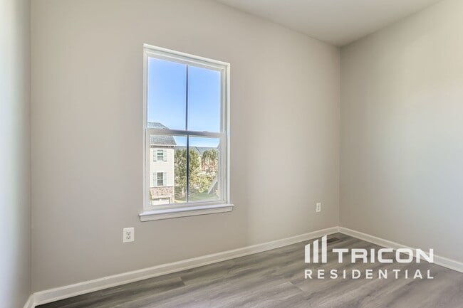 Building Photo - 586 Fox River Hills Way