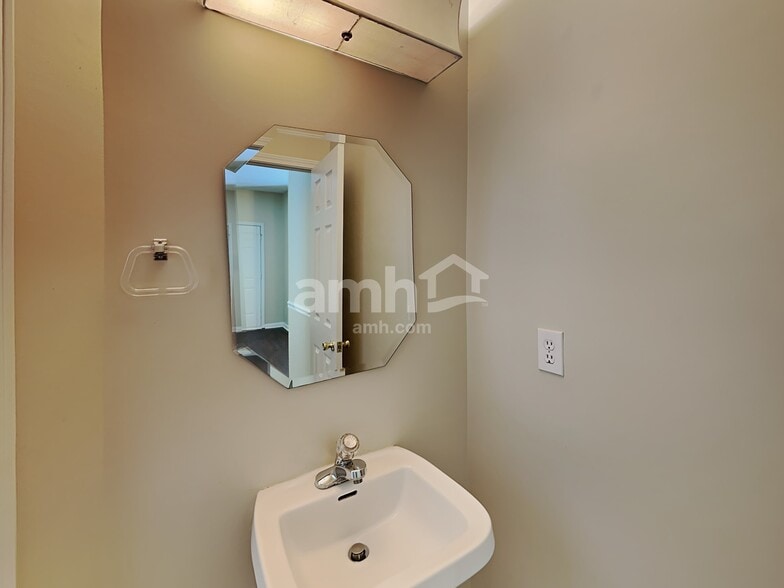 Building Photo - 1564 Cambridge Heights Pl NW