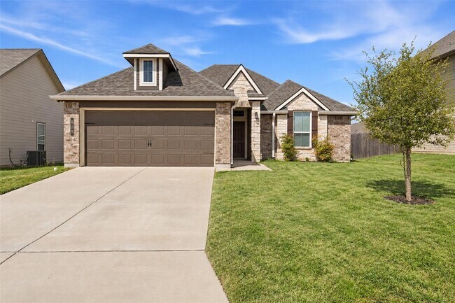 Building Photo - 808 Fallbrook Dr
