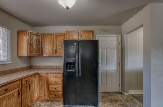 Building Photo - Centrally located 4 bedroom home!