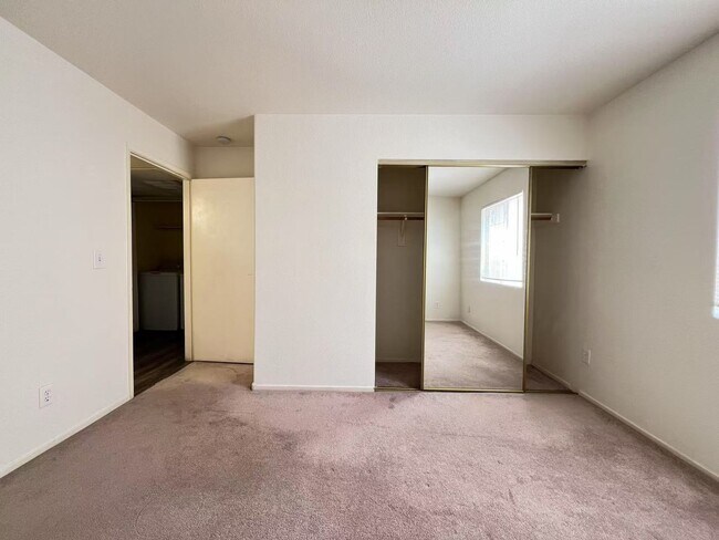 Building Photo - Nice Condo