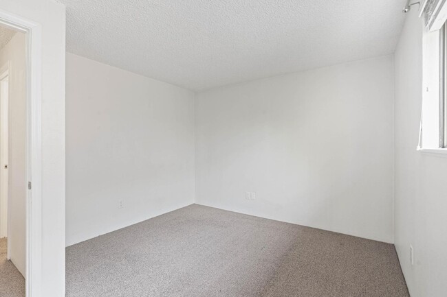 Building Photo - $500 move-in special! Well-maintained 2-bdrm/1-bath unit in triplex—On-site laundry, off-street p...