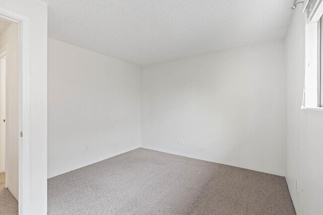Building Photo - Well-maintained 2-bdrm/1-bath unit in tri-plex—On-site laundry, off-street parking, storage