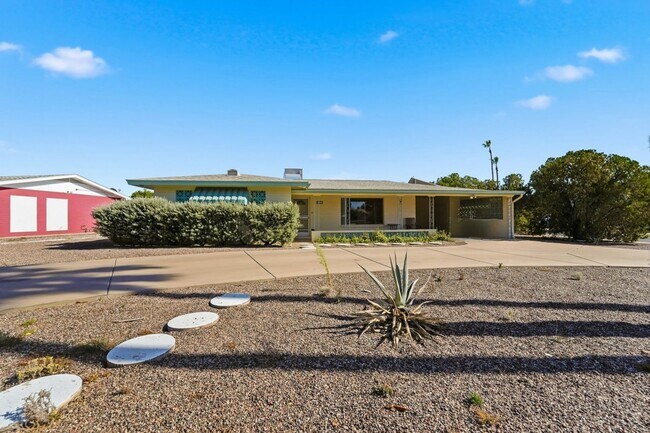 Building Photo - Spacious 3 Bed in Dreamland Villa | Corner Lot + Circular Drive