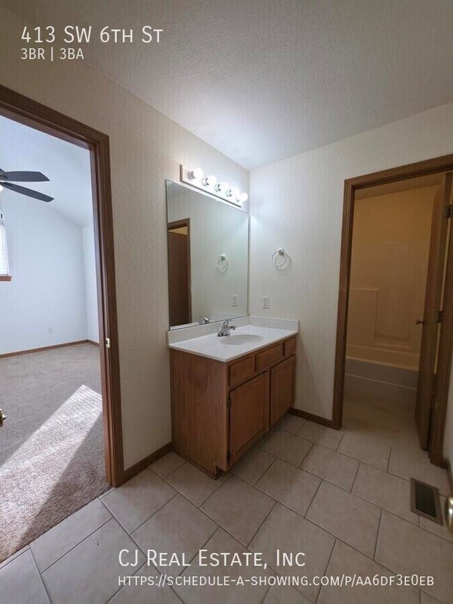 Building Photo - 413 SW 6 St