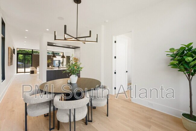 Building Photo - 194 E Lake Terrace SE