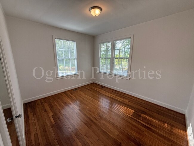 Building Photo - 2127 Queen St