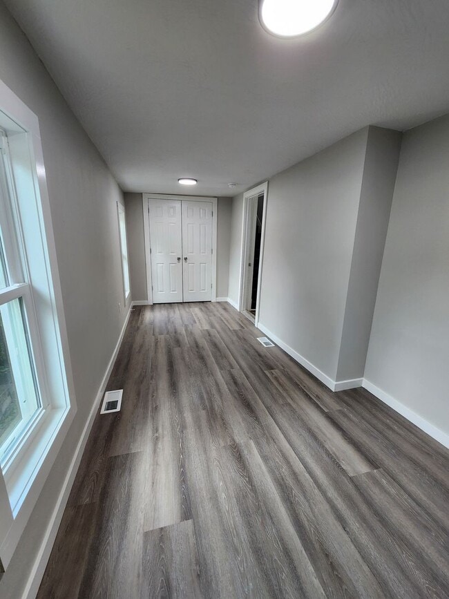 Building Photo - Spacious 5-Bedroom, 2-Bathroom Home AVAILA...