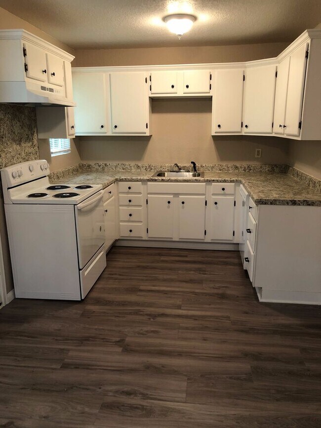 Building Photo - 3313 Maple Ave