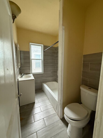 Building Photo - 412 Cornwall Ave