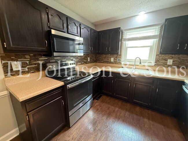 Building Photo - Charming One Level 3 Bedroom Home with Fenced Yard, Garage, and Deck