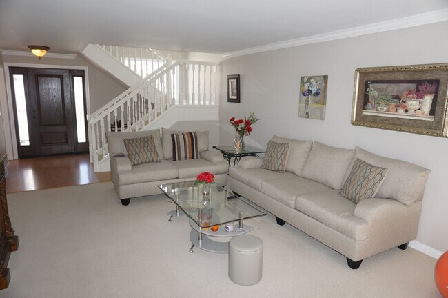 Building Photo - Stunning 4 Bedroom 2.5 Bath Home with Offi...