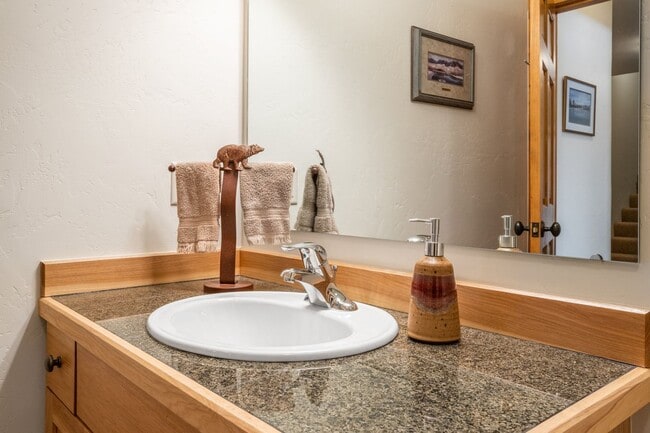 Building Photo - 4 Bed, 4 Bath Condo in The Big Sky Meadow with Garage!