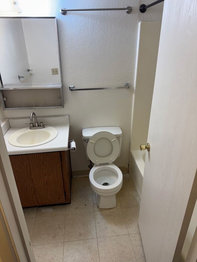 Building Photo - READY NOW! Ground-Level Condo in Universit...