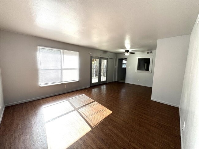 Building Photo - 1130 Bois D'Arc St