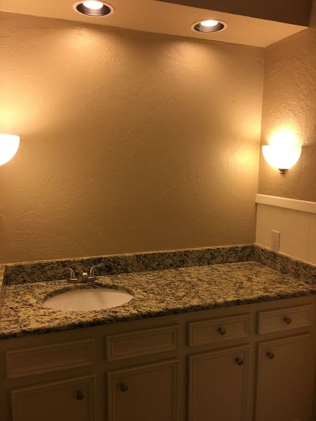 Building Photo - 3/2/2 Fenced Yard and Pet Friendly