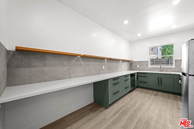Building Photo - 1246 N Formosa Ave