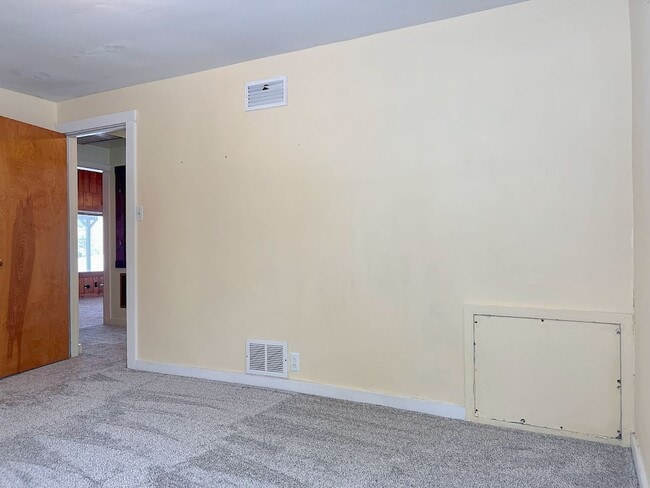 Building Photo - 3 bed/ 1 bath Single Family Home on Coffeen!