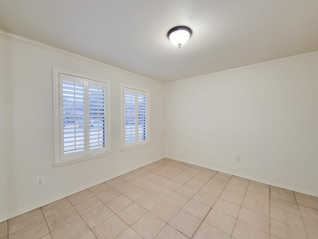 Building Photo - 418 Garland Dr