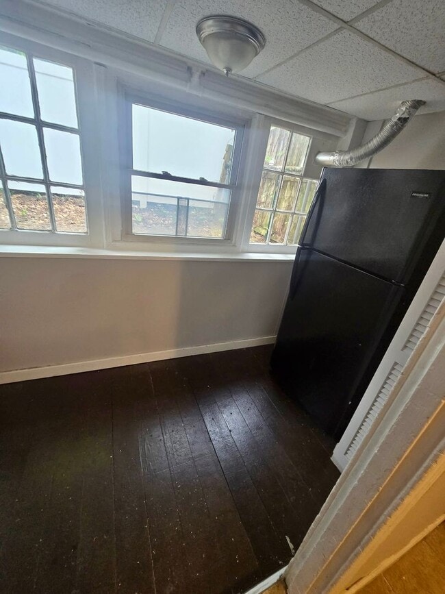 Building Photo - 3 Bedroom