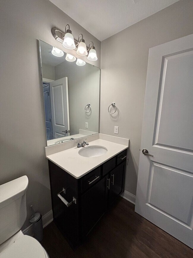 Building Photo - Beautiful Townhome in Washington! - 2 Bedroom