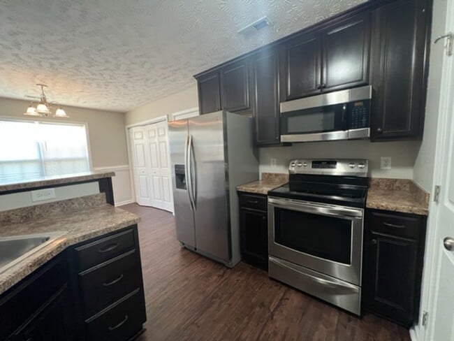 Building Photo - Beautiful 3 Bed Ranch with Fenced Backyard