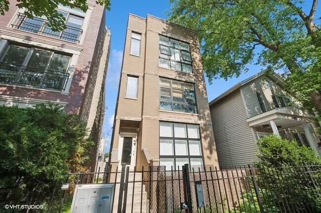 Primary Photo - 1015 N Paulina St