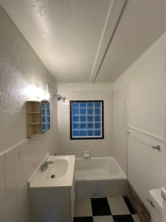 Building Photo - 2 bedroom, 1 bathroom updated home in Normaltown Available now!