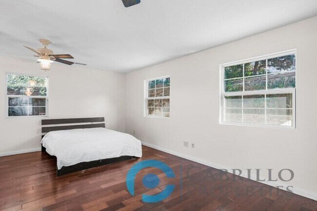 Building Photo - 7940 La Jolla Shores Dr