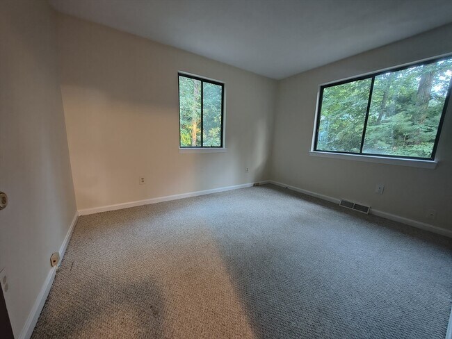 Building Photo - 16 Hundred Oaks Ln