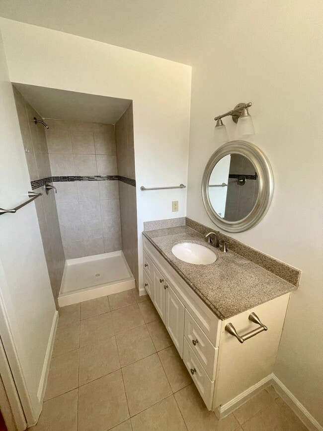 Building Photo - Gorgeous 3 bed 2 bath! (Please read entire ad before showing)