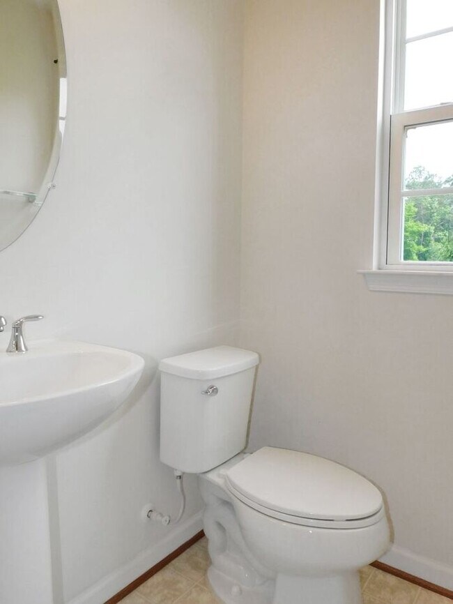 Building Photo - Pet Friendly 3 level End Unit Town Home wi...