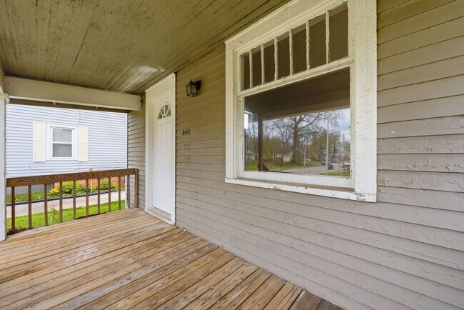 Building Photo - Updated 3BR with Fresh Finishes