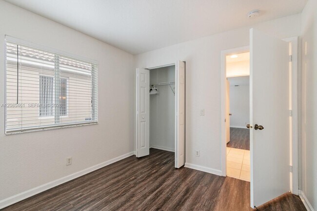 Building Photo - 1211 Golden Cane Dr