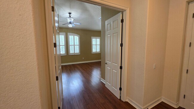 Building Photo - 3 bedroom 3 bathroom 2 car garage townhome in Mission Inn.
