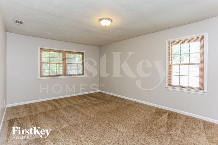 Building Photo - 2508 Highland Dr SE