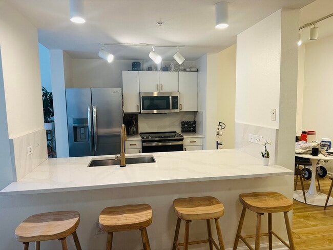 Building Photo - 533 NE 3rd Ave