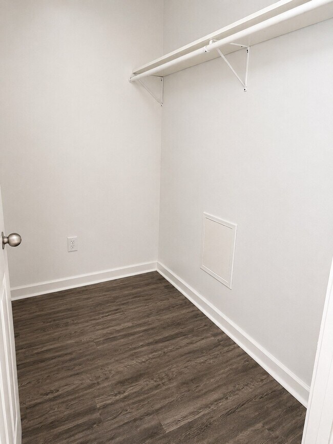 Building Photo - 211 Memory Ln