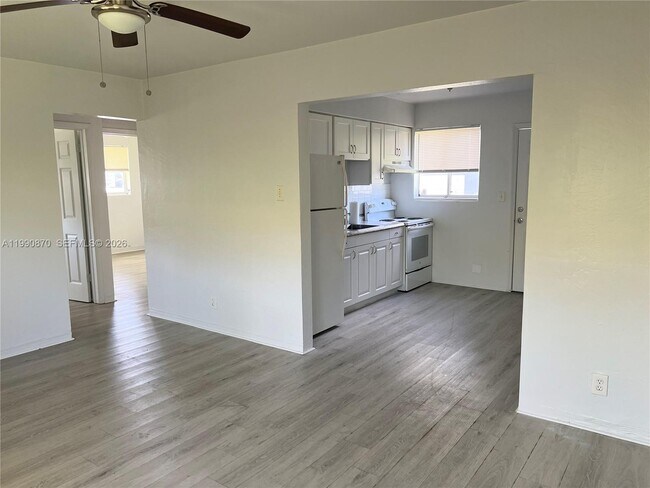 Building Photo - 404 SW 5th Ave