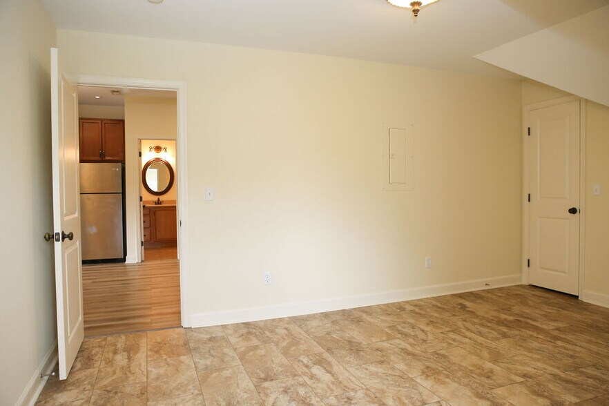 Building Photo - 817 N Elm St