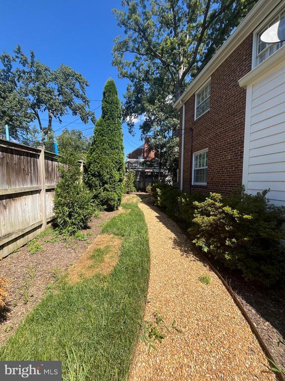Building Photo - 3604 Oval Dr