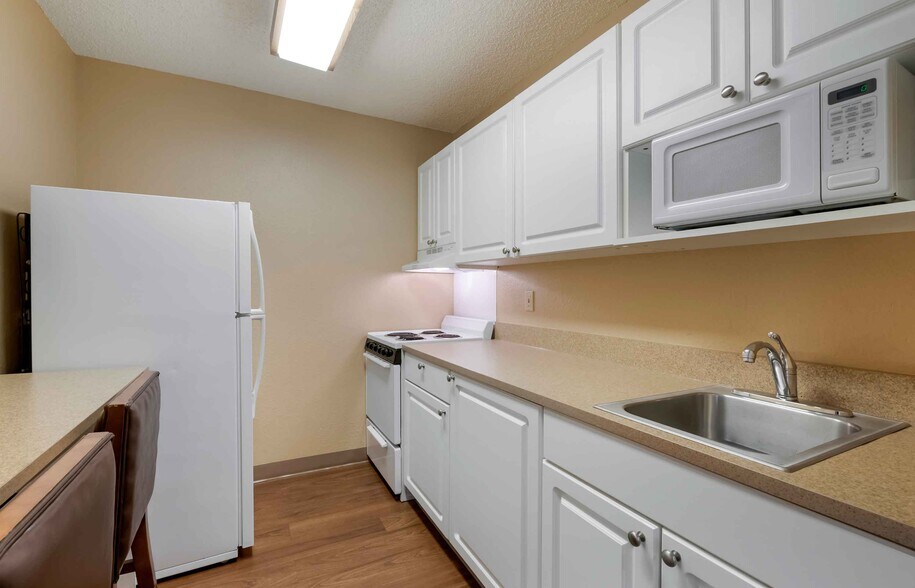Building Photo - Furnished Studio-Daytona Beach - Internati...