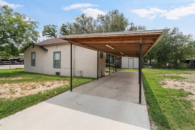 Building Photo - 1202 Gillis Ave
