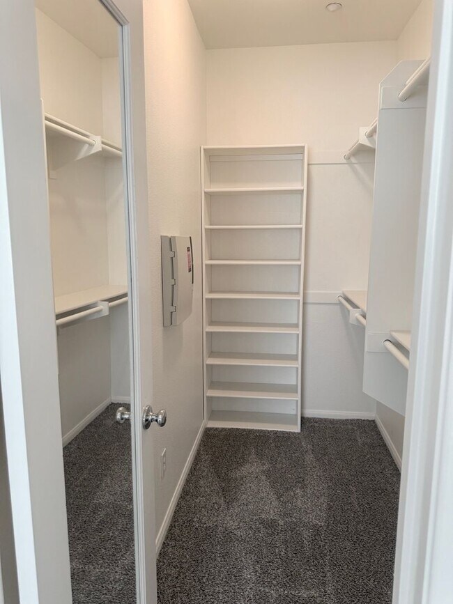 Building Photo - 3 bed 2 car garage condo for rent in Murrieta